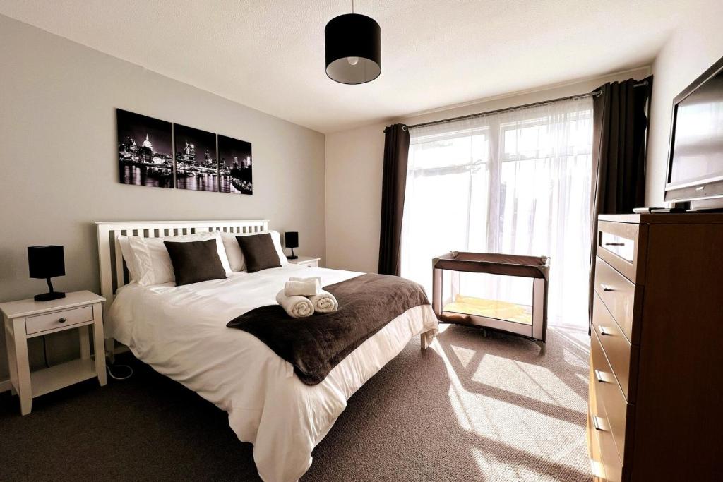 Spacious Family Bungalow with Garden for up to 7, Epsom