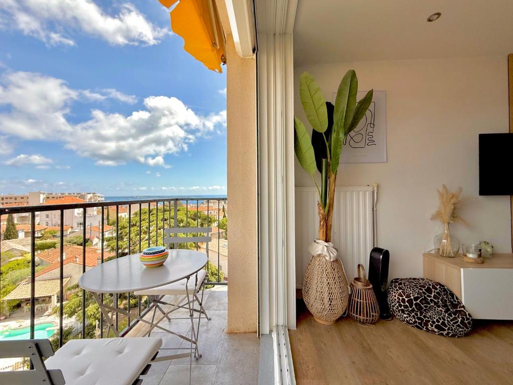 T3 Sea view walking distance of Palais, AC , Parking, Terrace - 4