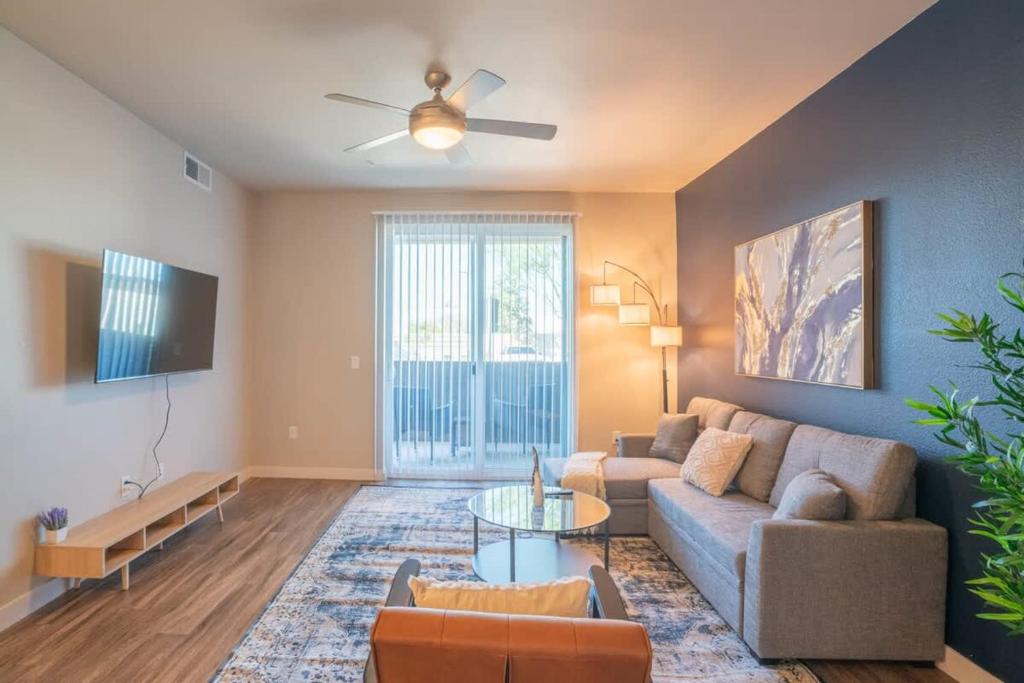 Spacious 2BD - Gym, Pool, Parking, W-D - Sleeps 8, Tempe