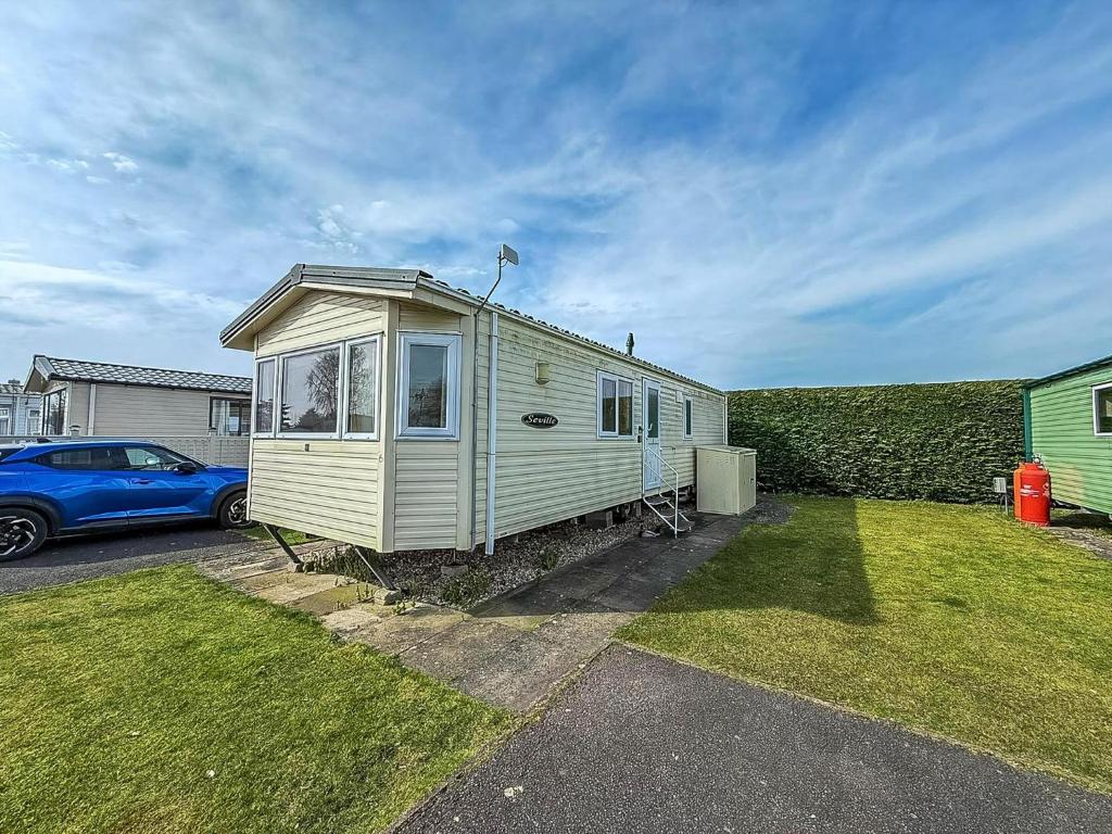 Great 6 Berth Caravan For Hire At Southview Holiday Park Ref 33006M, Skegness