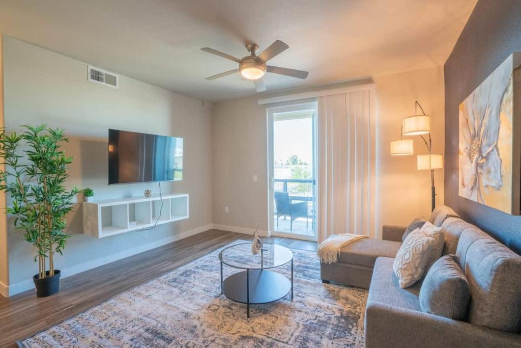 Modern 2BD - Gym, Pool, Parking, W-D - Sleeps 8, Tempe