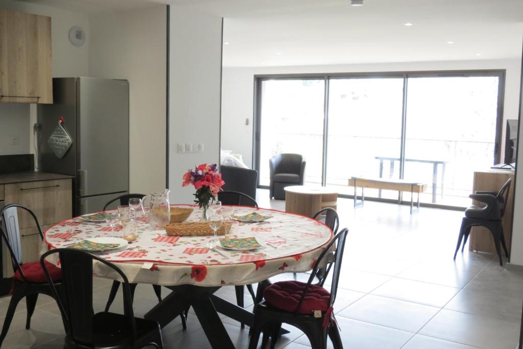 Apartment 3 BR Large Balcony & View - 1