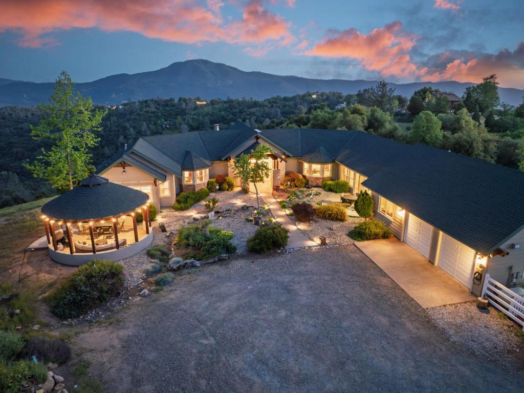 Yosemite Cloudline Ridge with HUGE views-hot tub-game room!, Oakhurst