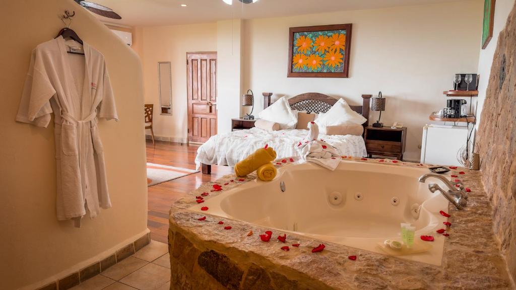Hot tub, Issimo Suites (Adults Only) in Quepos