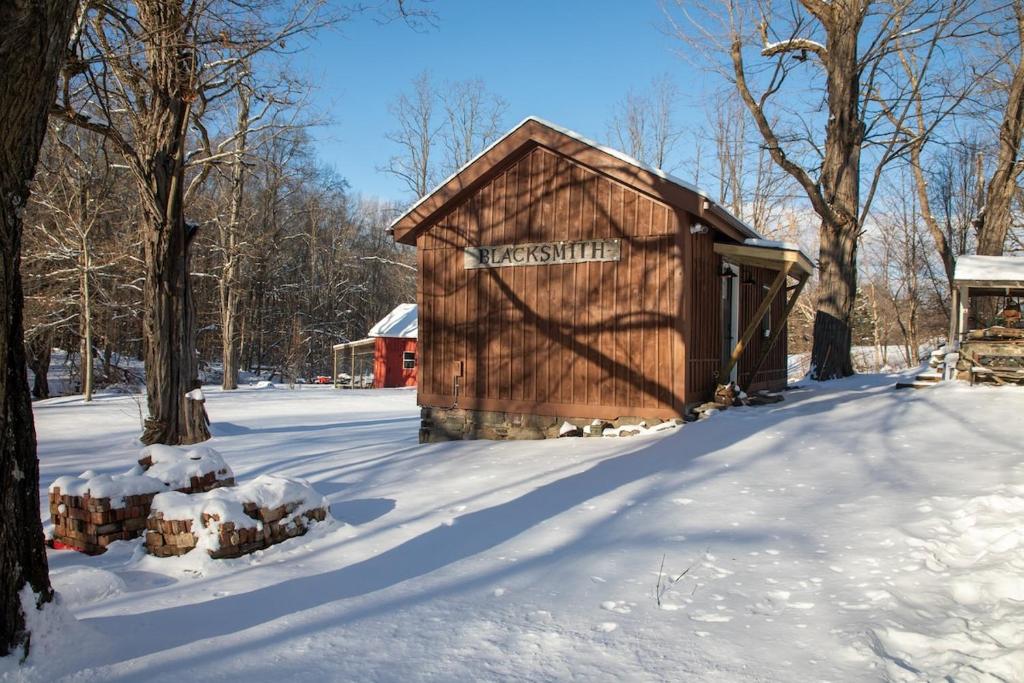 Cozy Cabin Gateway with Pool and Firepit, Montgomery