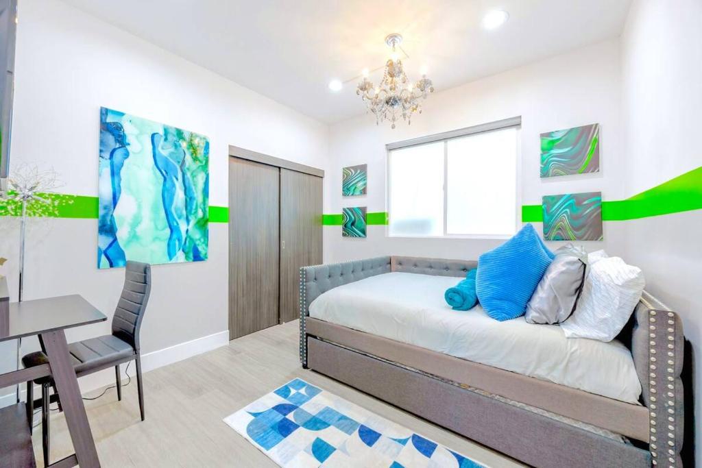 E- Classy NoHo Oasis 2-Units, U-Studios 15m, North Hollywood