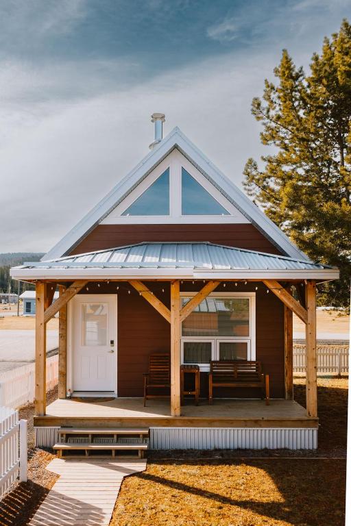 Eagle - Cozy Tiny Home With Mountain Views, Nordegg