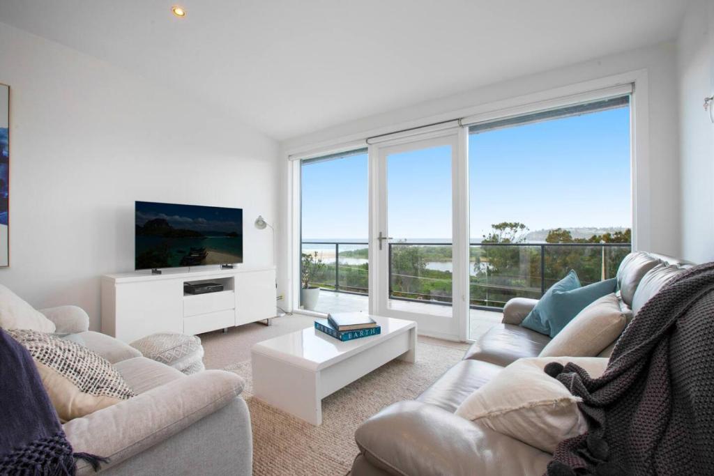 Spacious Oceanview Escape with Pool and Cabana, Collaroy