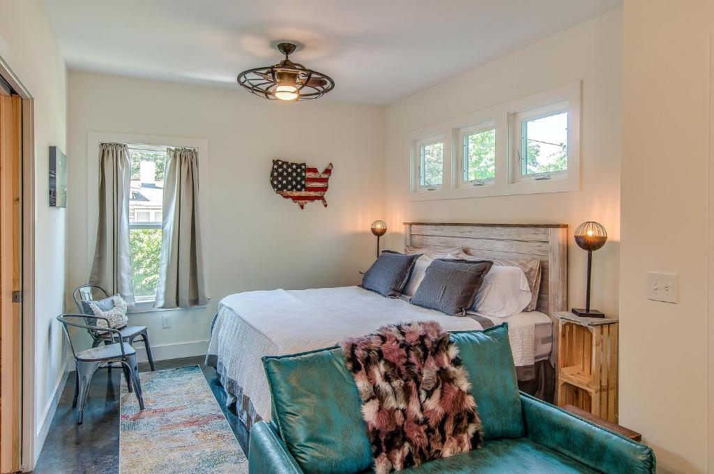 Rustic Studio Walkable to Music Row! by Stay Local Nashville, Nashville