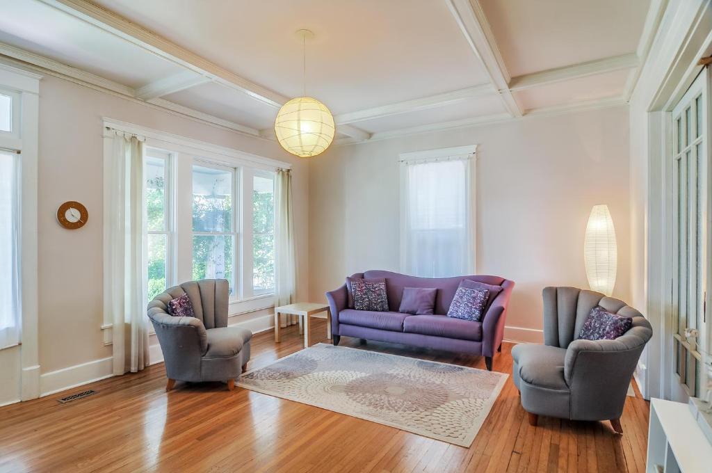 The Hummingbird Retreat by Stay Local Nashville, Nashville