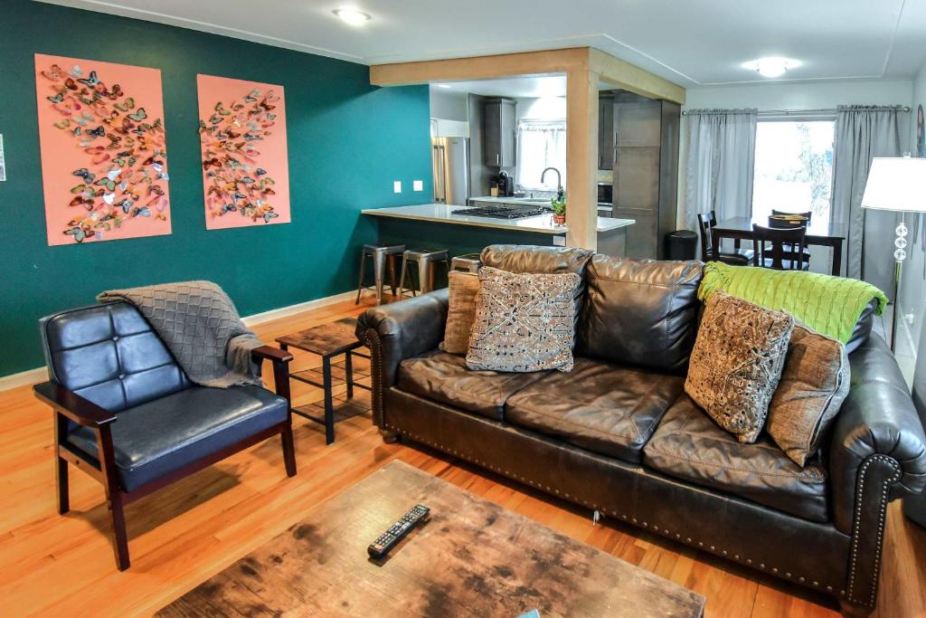 Enchanting Upper Unit with City Charm, Denver