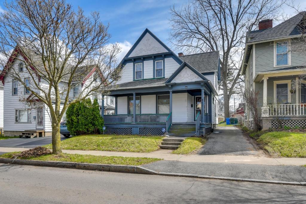 Less Than 2 Mi to Hospitals and University South Wedge Apt!, Rochester