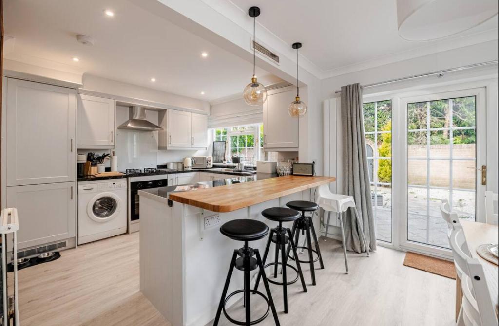 Modern Coastal Retreat, HotTub, Fire Pit, Pets welcome, Lymington