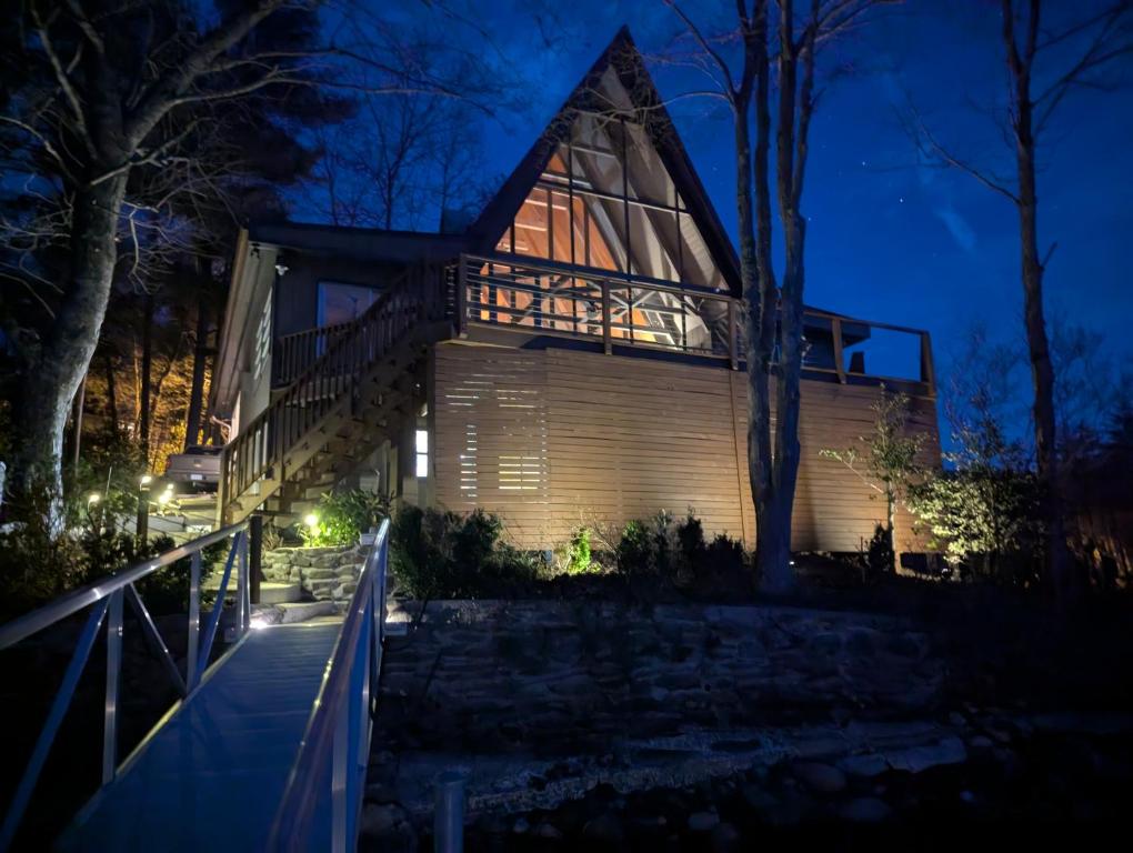 Lakefront A-Frame on a Point, Pet-Friendly, Robbinsville