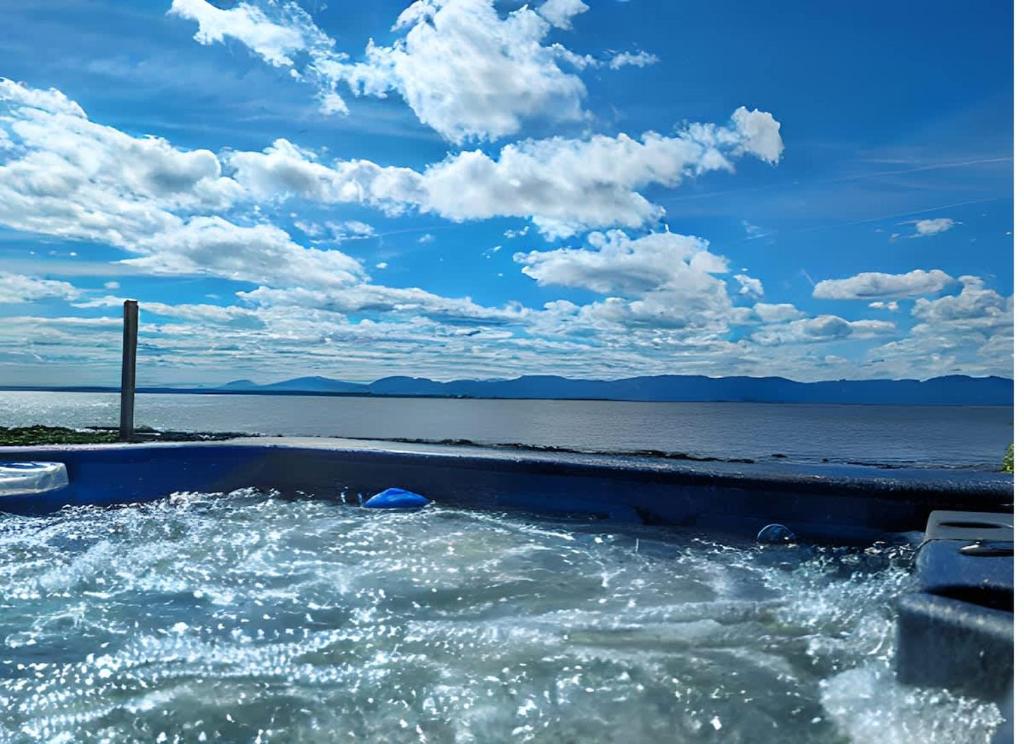 Chalet #2 Waterfront with Spa Fireplace Wifi & AC, Cap-Saint-Ignace