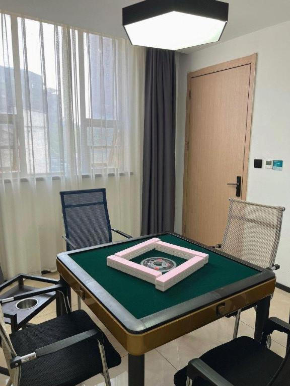 City Comfort Premier Hotel의 깔끔한 객실 내부 이미지