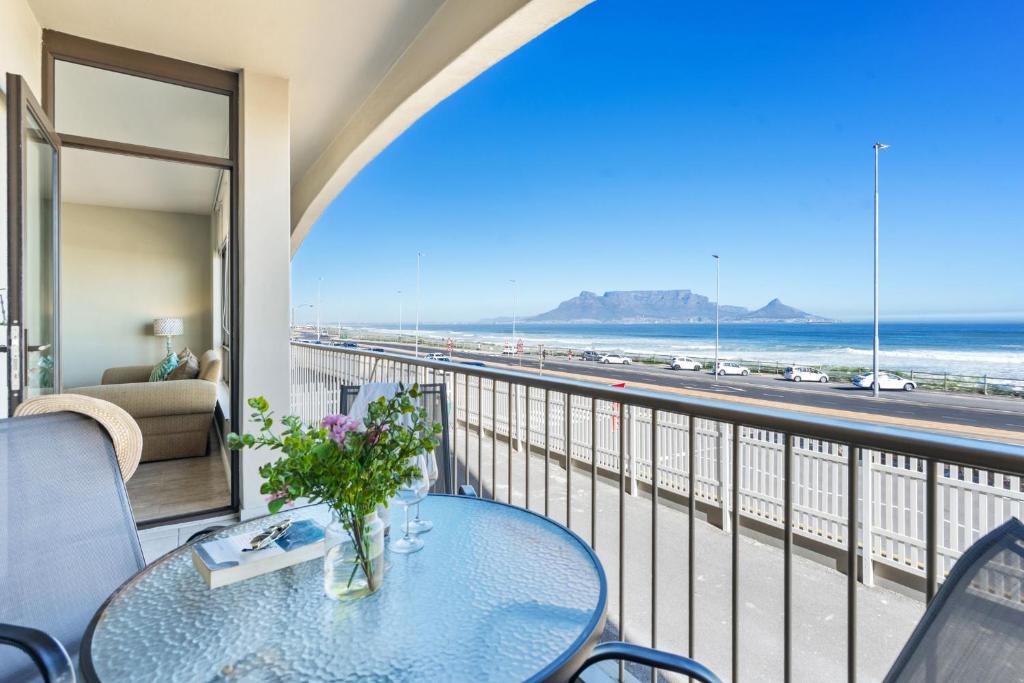 Witsand 102 by Host Agents, Bloubergstrand