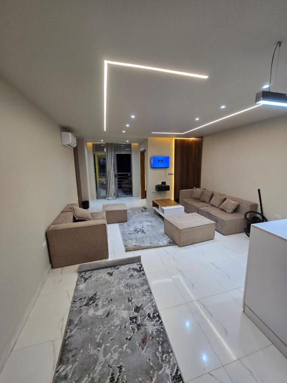 ONE KTtAMIA, Káhira