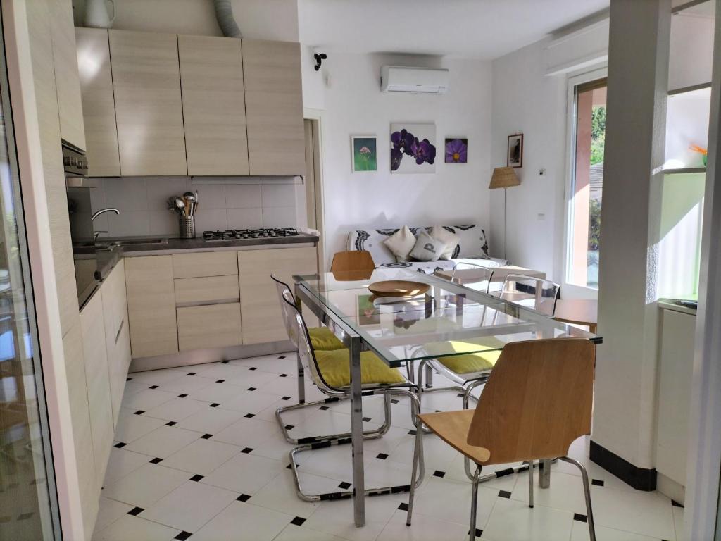 Serenas Beach Side Apt with Parking and AC - 5