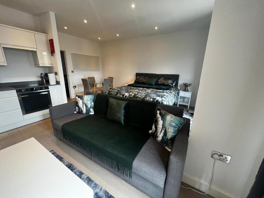 Grosvenor Rd Studio - Sleeps 4 Pet Friendly WiFi, Saint Albans
