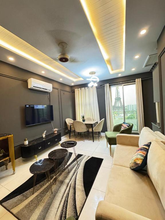 1BDR with Breathtaking Lahore Skyline Views, Lahore