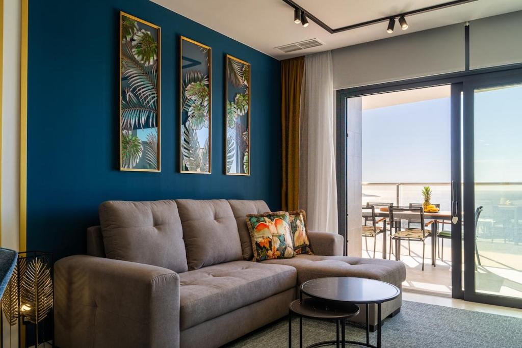 Sunset Cliffs Parrots, Benidorm