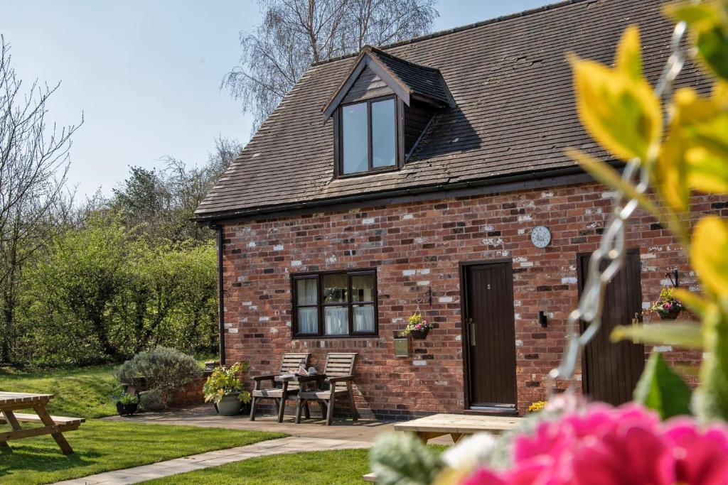 Charlie's Cottage with Alpacas and 7mins drive to Alton Towers, Denstone