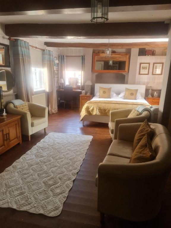 Ternhill Farm House - 5 Star Guest Accommodation with optional award winning breakfast, Market Drayton