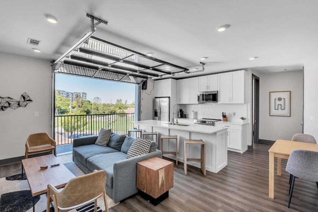 Gorgeous Apt for 8 with Rooftop & Gym Near DT, Nashville
