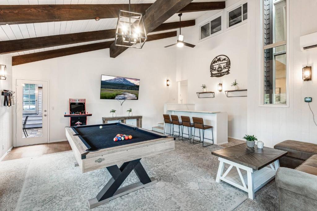 Sleeps 24+, 7 bd 4 bth, Hot tub, SHARC, Golf, Sunriver