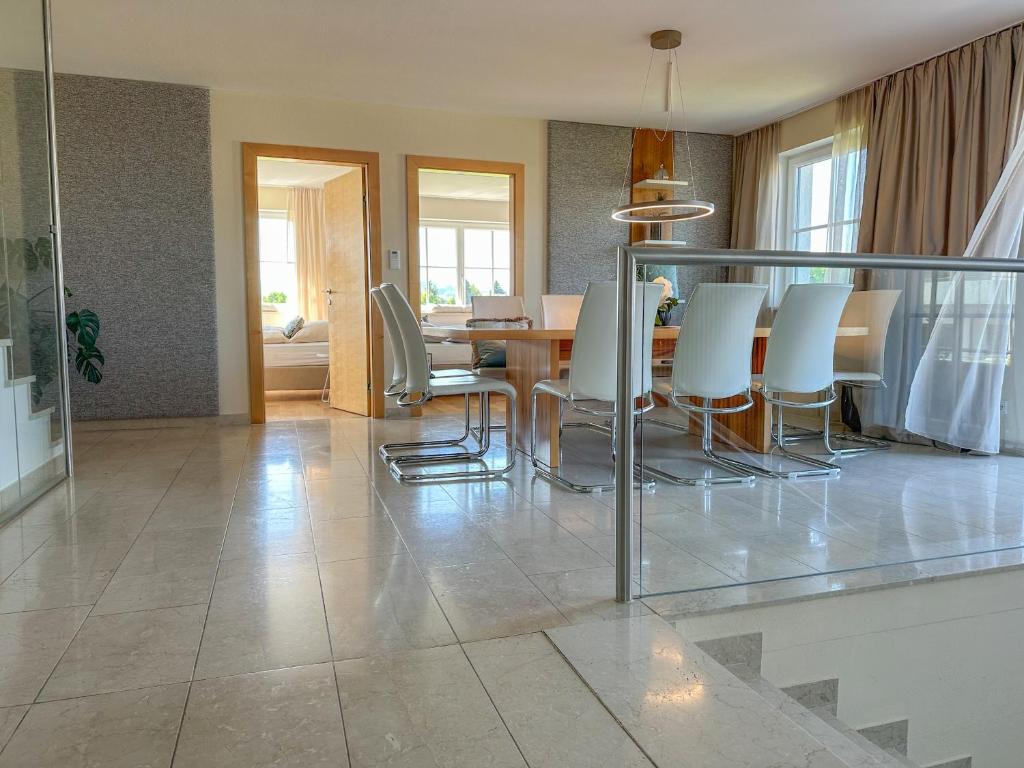 GLÜCKSMOMENT - Premium Apartments Seekirchen, beeindruckende Ferienwohnung mit gemeinsam genutzter Poolarea, Seekirchen am Wallersee