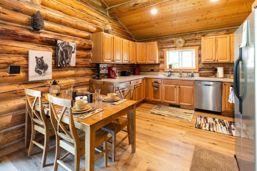 Firepit & Outdoor Dining|Sleeps 10|Dogs Welcome, Seeley Lake