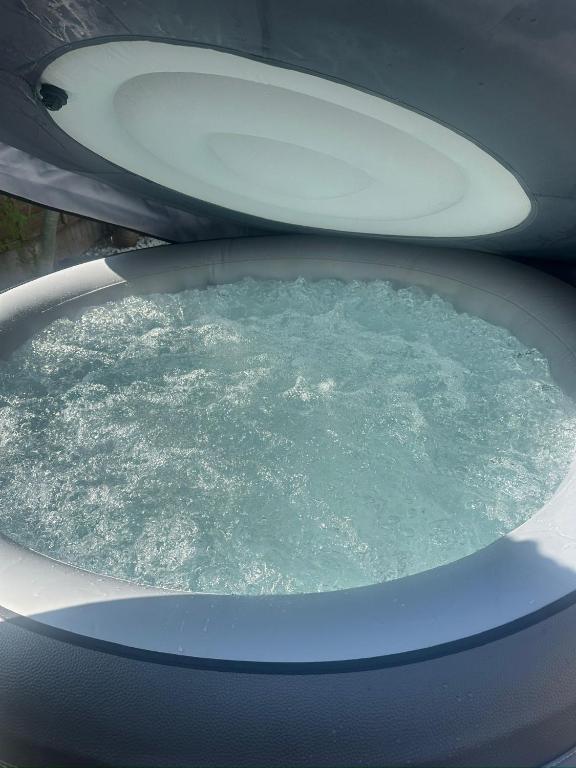 Large spacious and spotless house with hot tub and snooker and table tennis NEC,JLR,Airport Sleeps 8, Water Orton