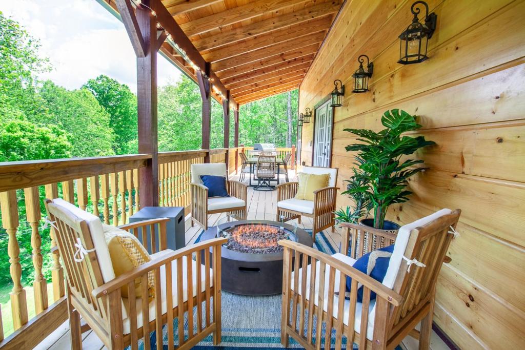 Bearly Dreaming: MTN View, Hot Tub & Game Room!, Gatlinburg
