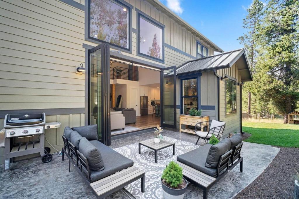 Sleeps 22+, 7 bed 4.5 bath, Hot tub, SHARC, Sunriver