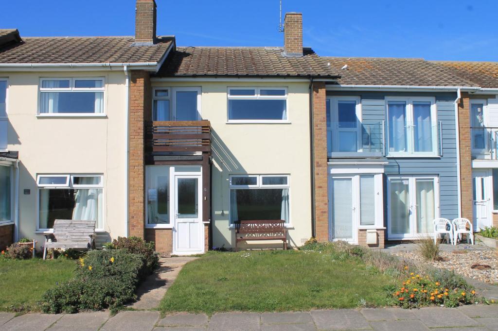 5 Sea View Walk - unique beachfront location - pets welcome - free parking, Pakefield