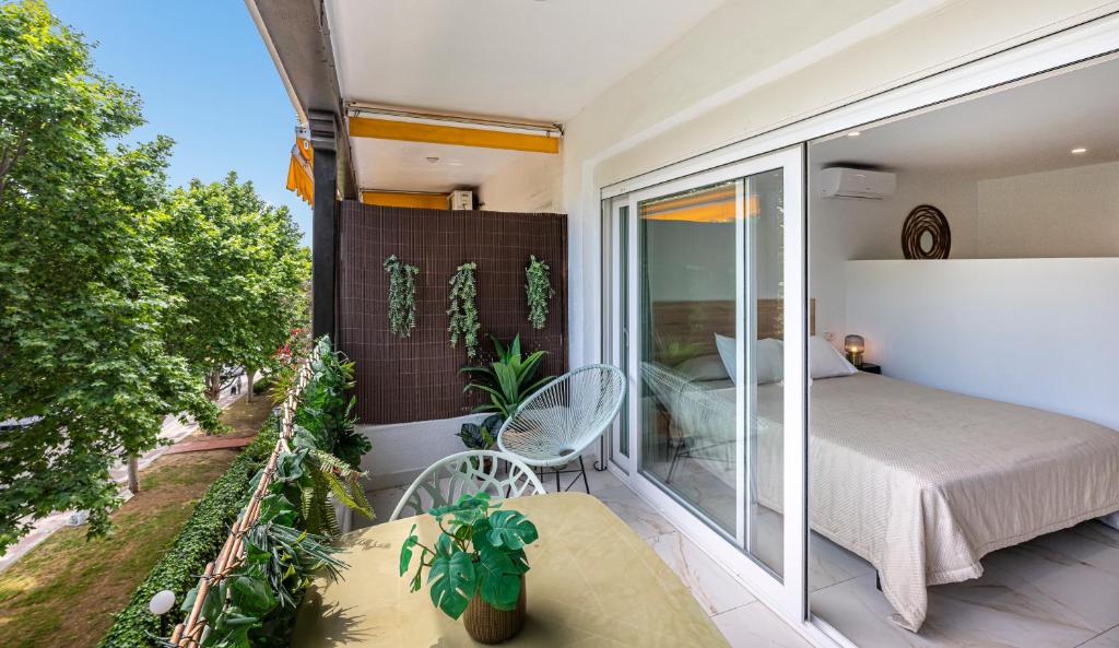 Studio with Sea Views, Pool, Parking and Tennis Court, Marbella