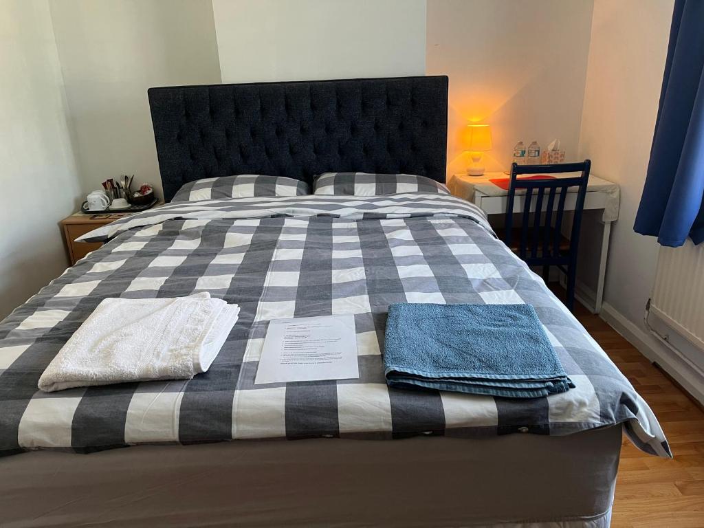 Large Double Bedroom with free on site parking, Kingston upon Thames