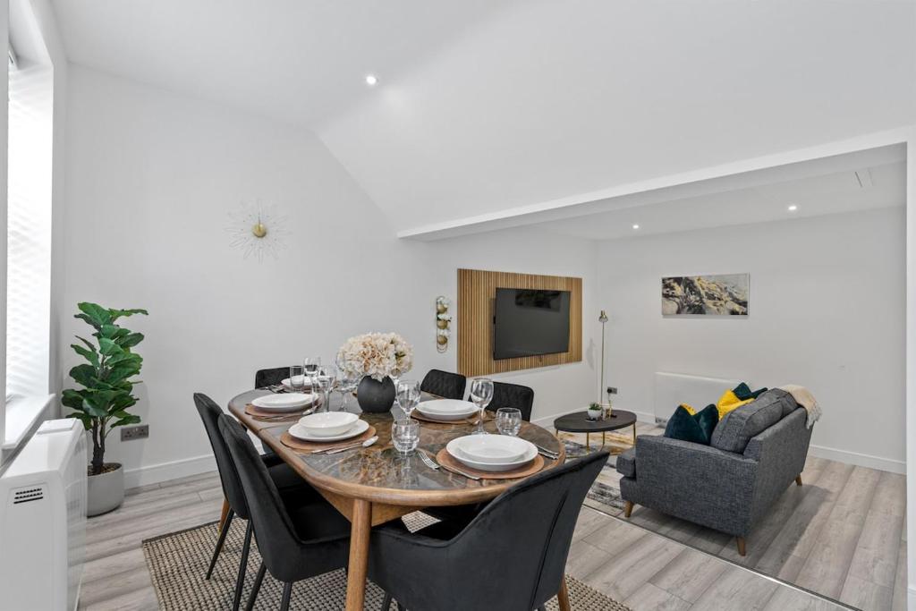 Luxe Haven - 2 min from Station - Free Parking - Courtyard, Swindon