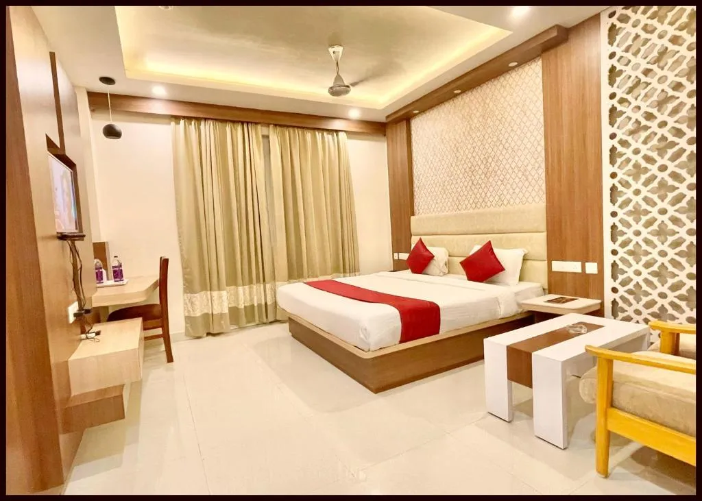 HOTEL KUVER # PALACE Near Sea Beach - Jagannath temple - Restaurant and Lift Facilities - Fully Air Conditioning Hotel - A Top Rated Hotel，位于普里的酒店