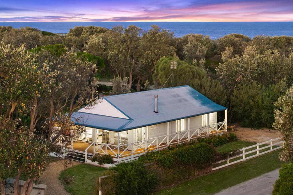 White Cottage on Ninety Mile Beach, Seaspray