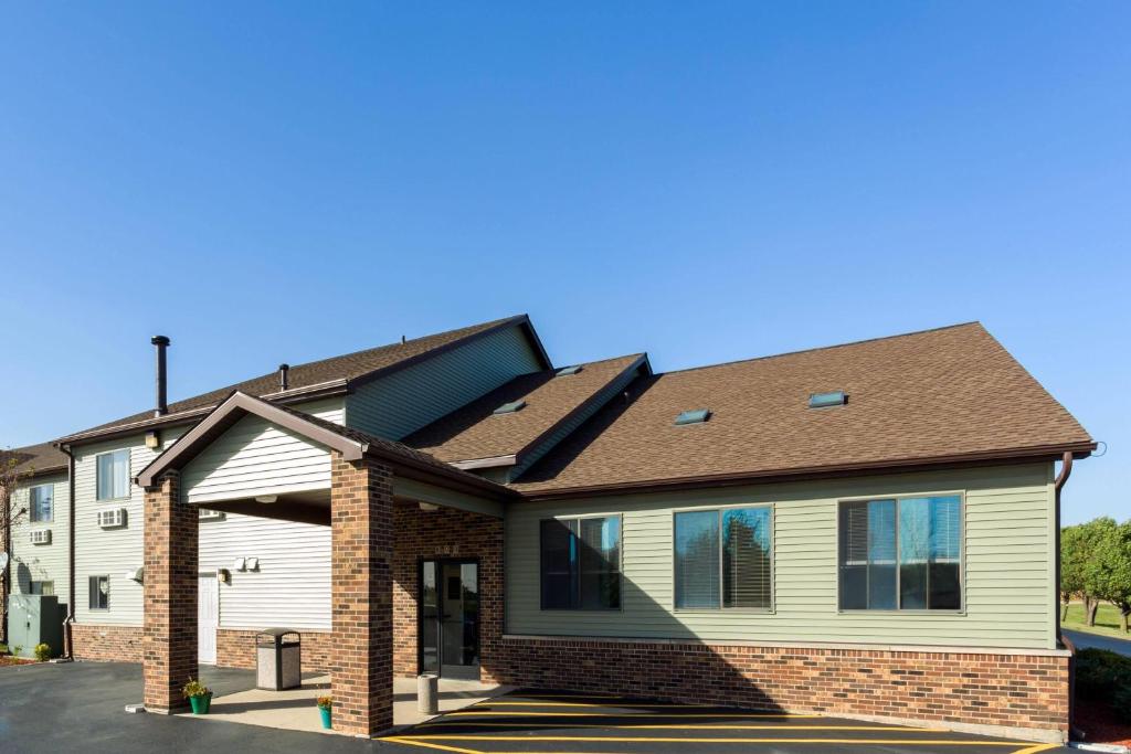 Super 8 by Wyndham DeKalb IL, DeKalb