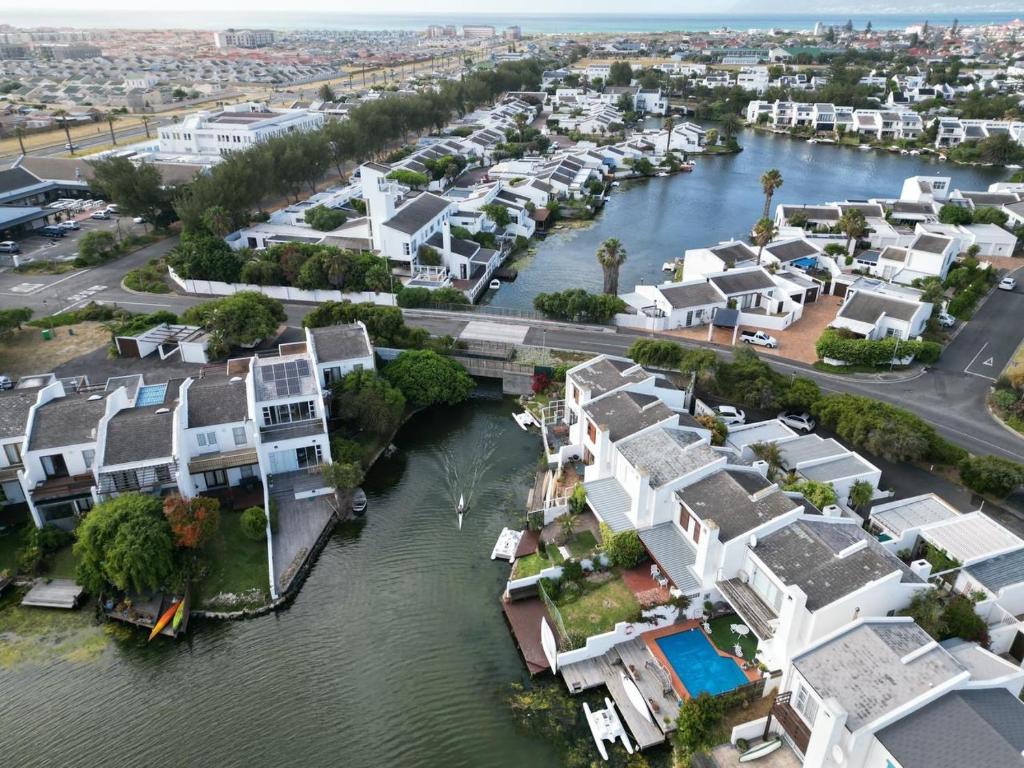 Spearhead on Lake Accommodation-3B, Marina da Gama