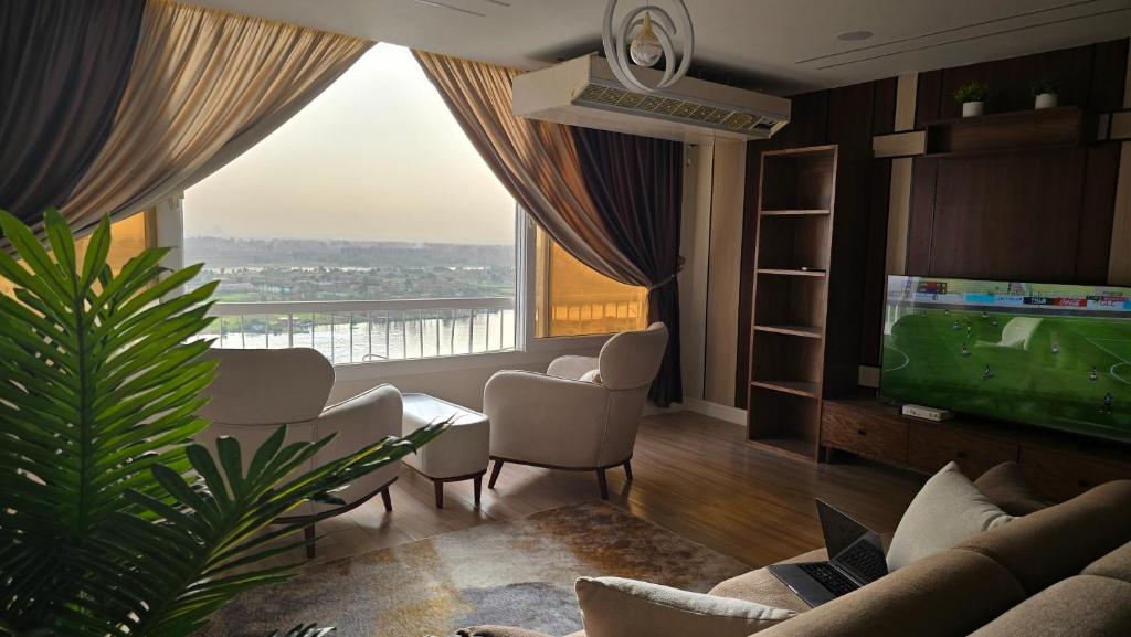 Nile Retreat The perfect Nile and Pyramids View in Maadi شقة فندقية علي النيل مباشرة, Káhira