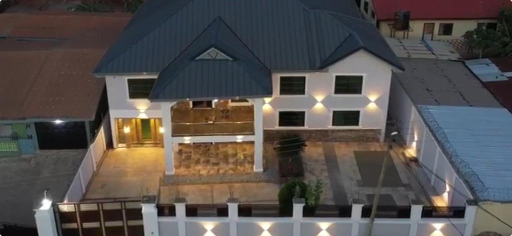 Poundz Cottage, Bortianor