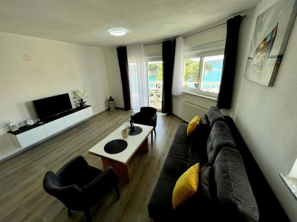Apartment in Trogir with sea view, balcony, air conditioning, Wi-Fi (4786-1), Trogir