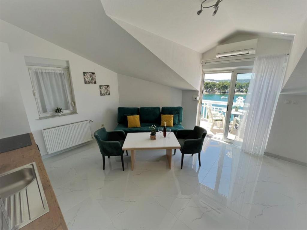 Apartment in Trogir with sea view, balcony, air conditioning, Wi-Fi (4786-2), Trogir