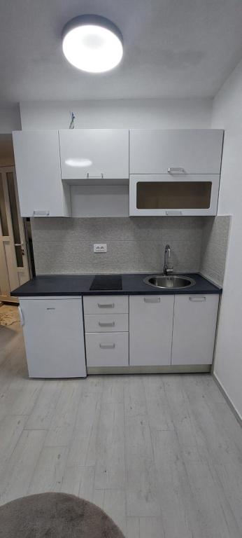 White apartment, Sutomore