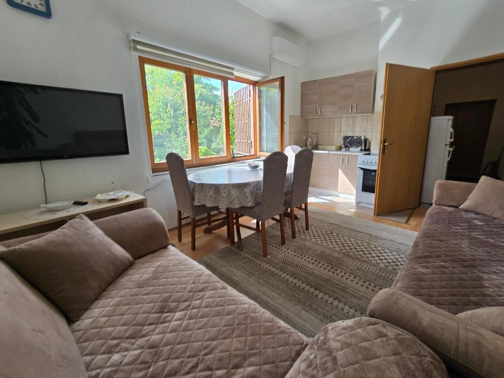 Apartman Nedim - Free Parking & Garden near Airport - 3