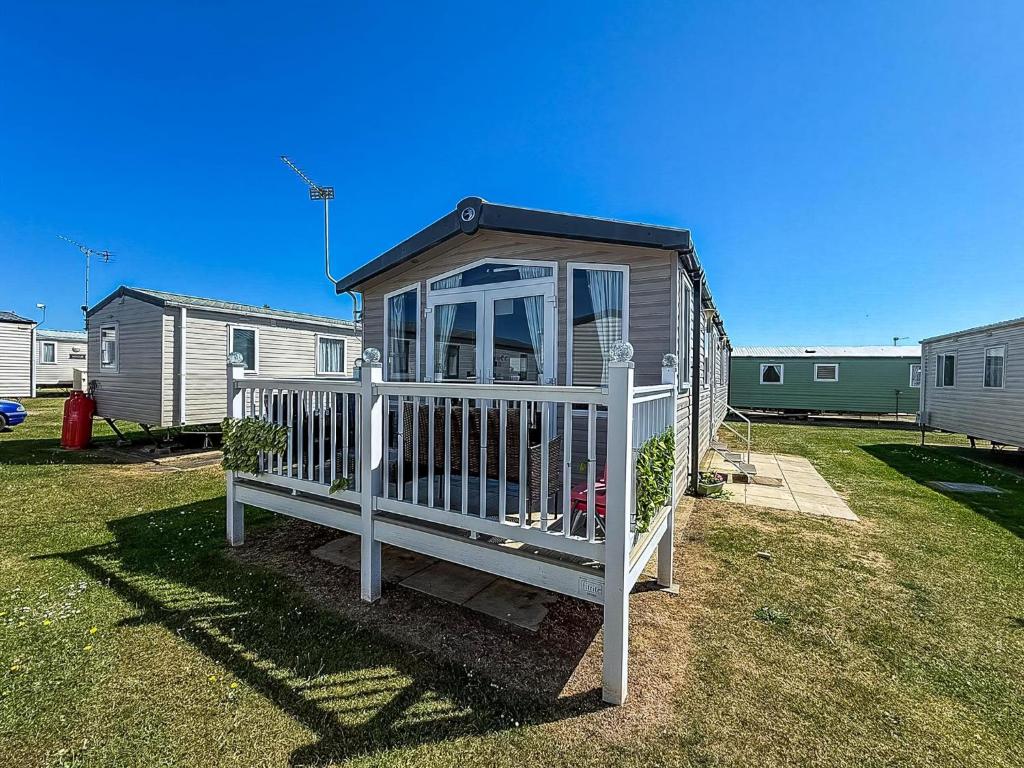 Modern Caravan With Decking Near Scratby Beach Ref 50007E, Great Yarmouth